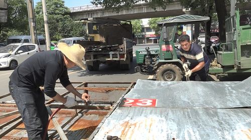 安全与环境并重 津市一大型户外广告牌被成功拆除