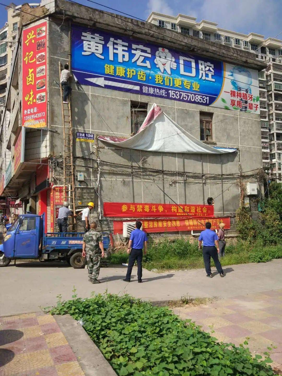 南安市水头镇重拳出击 集中拆除违规户外广告牌逾百处