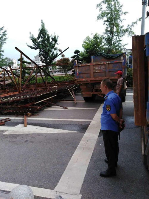 南康城管重拳出击，拆除大型户外广告牌消除安全隐患