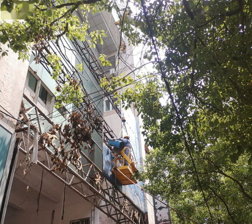 无为拆除8块大型户外广告牌 城市面貌再焕新颜