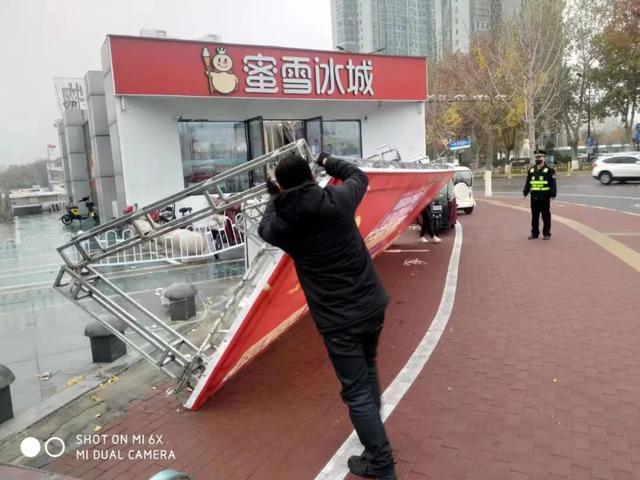 雷霆行动 | 执法监察四大队依法拆除违规户外广告牌，守护城市空中安全线